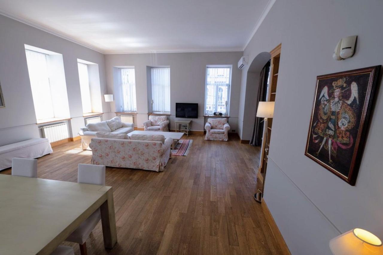Great 144 Sq.M. Apartment In The Center Of 키예프 외부 사진