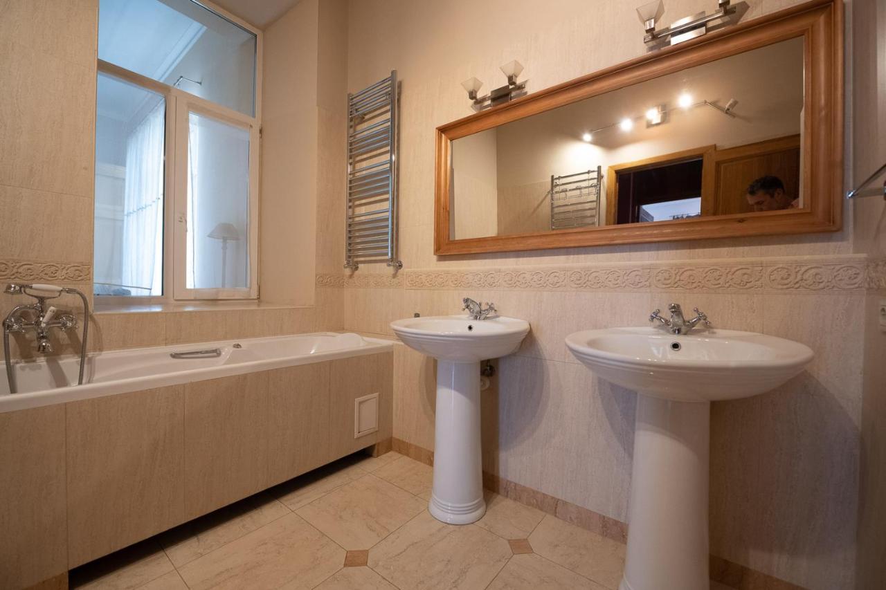Great 144 Sq.M. Apartment In The Center Of 키예프 외부 사진